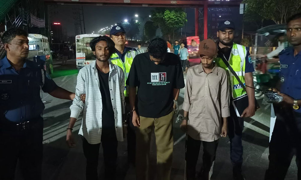 সাভারে যাত্রীবাহী বাসে তল্লাশি, ধারালো চাকুসহ তিন ছিনতাইকারী আটক